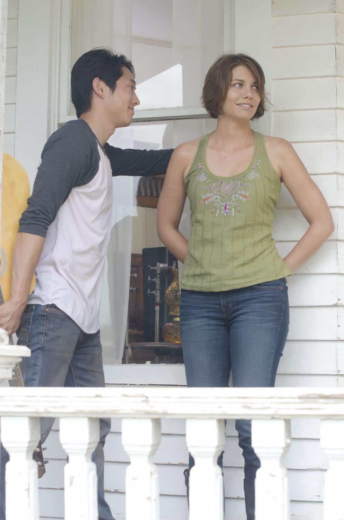 Glenn (Steven Yeun) and Maggie Greene (Lauren Cohan) - The Walking Dead - Season 2, Episode 5