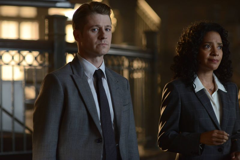 GOTHAM: (L-R) Gordon (Benjamin McKenzie) and Captain Essen (Zabryna Guevara) in the Rise of the Villains: “Knock, Knock” episode of GOTHAM ©2015 Fox Broadcasting Co. Cr: Nicole Rivelli/FOX.
