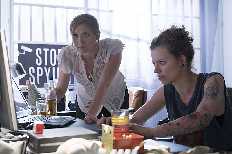 Sarah Sokolovic as Laura Sutton and Janina Blohm-Sievers as Sabine in Homeland (Season 5, Episode 04). - Photo: Stephan Rabold/SHOWTIME - Photo ID: Homeland_504_2621.R