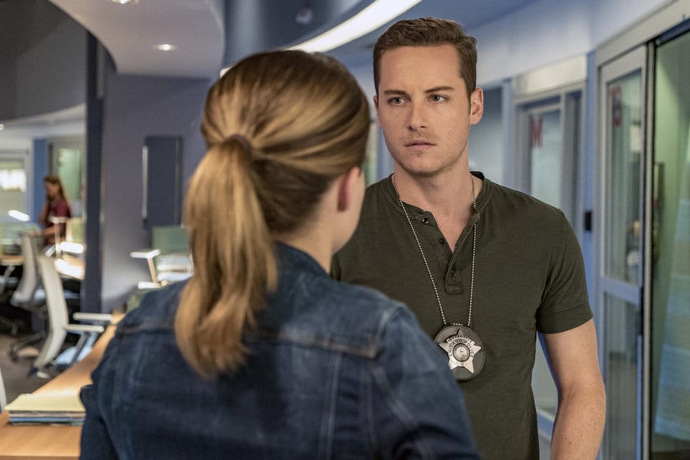 CHICAGO P.D. -- "All Cylinders Firing" Episode 403 -- Pictured: (l-r) Sophia Bush as Erin Lindsay, Jesse Lee Soffer as Jay Halstead -- (Photo by: Matt Dinerstein/NBC)