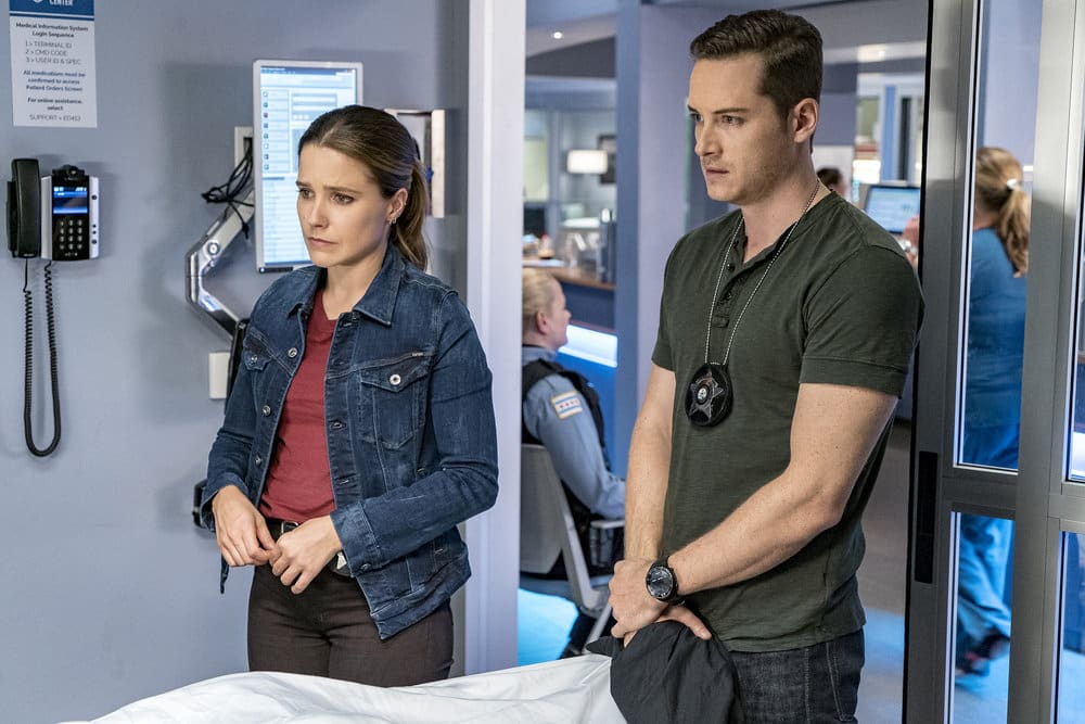 CHICAGO P.D. -- "All Cylinders Firing" Episode 403 -- Pictured: (l-r) Sophia Bush as Erin Linday, Jesse Lee Soffer as Jay Halstead -- (Photo by: Matt Dinerstein/NBC)
