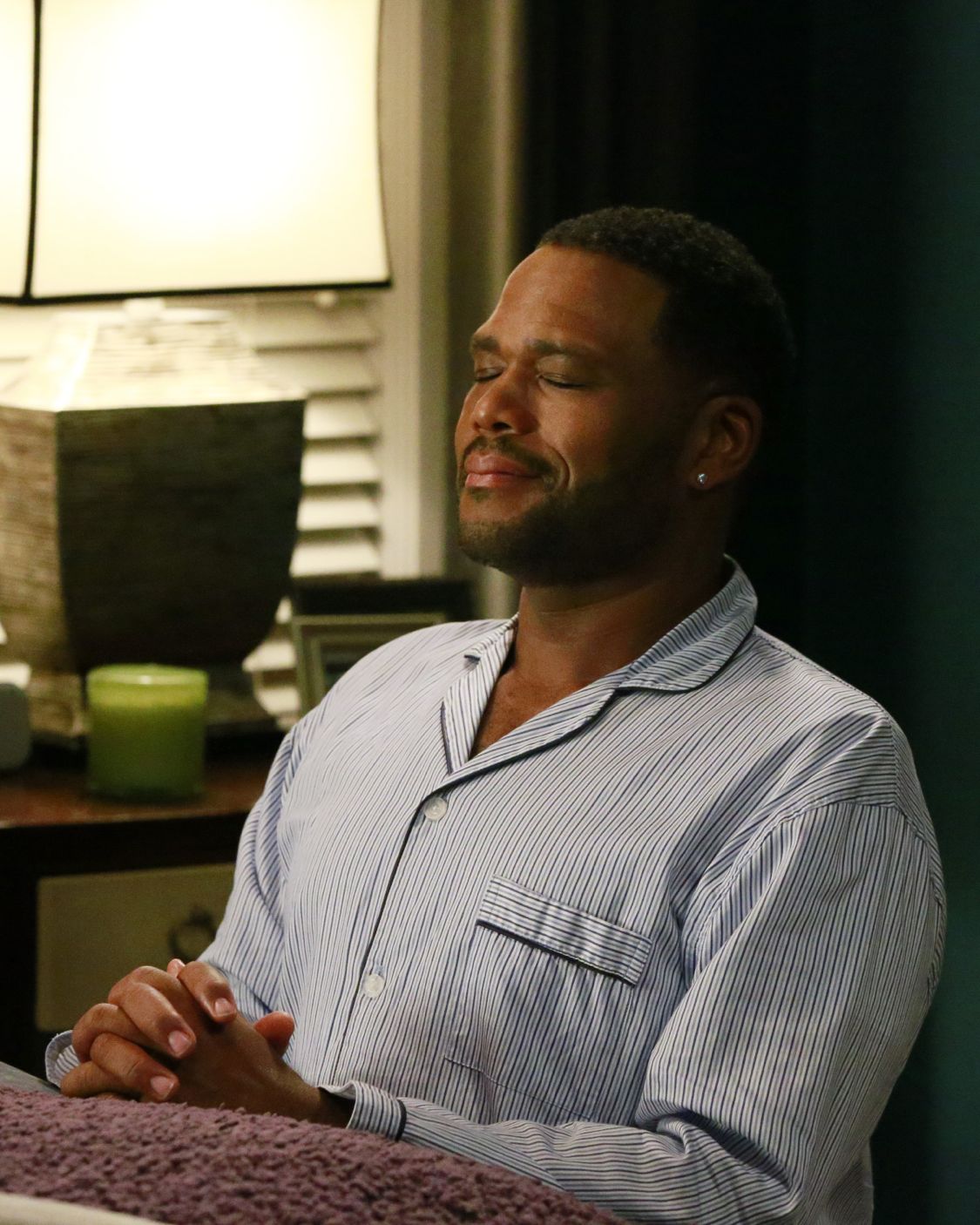 BLACK-ISH - "God" - When Dre discovers that Zoey is questioning her belief in God, he undergoes a crisis of faith and leans on family members and coworkers for their input. Meanwhile, Bow's brother Johan comes to stay with The Johnsons after living abroad and becomes an instant thorn in Dre's side, on "black-ish," WEDNESDAY, SEPTEMBER 28 (9:31-10:00 p.m. EDT), on the ABC Television Network." (ABC/Mitch Haaseth) ANTHONY ANDERSON