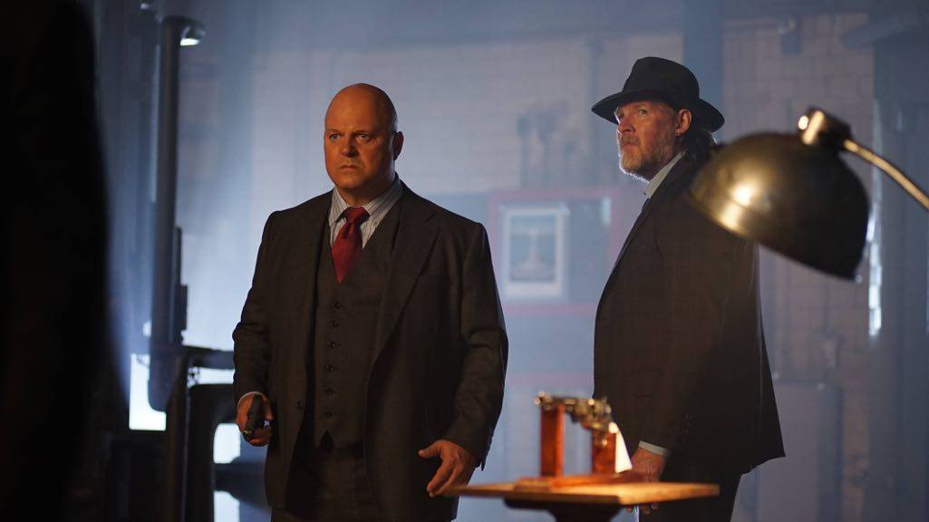 GOTHAM: L-R: Michael Chiklis and Donal Logue in the “Mad City: Follow the White Rabbit” episode of GOTHAM airing Monday, Oct. 24 (8:00-9:01 PM ET/PT) on FOX. ©2016 Fox Broadcasting Co. Cr: Nicole Rivelli/FOX.