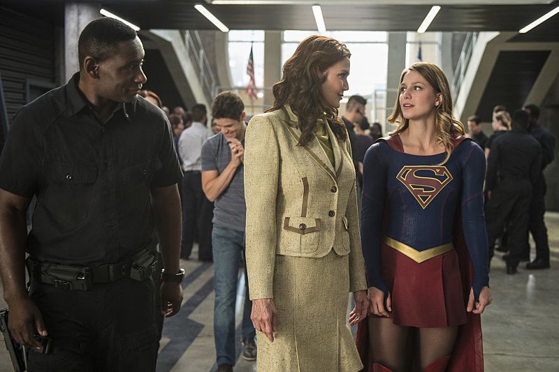 Supergirl -- "Welcome to Earth" -- Image SPG203c_0301 -- Pictured (L-R): David Harewood as Hank Henshaw, Lynda Carter as President Olivia Marsdin, Melissa Benoist as Kara/Supergirl, -- Photo: Diyah Pera/The CW -- ÃÂ© 2016 The CW Network, LLC. All Rights Reserved