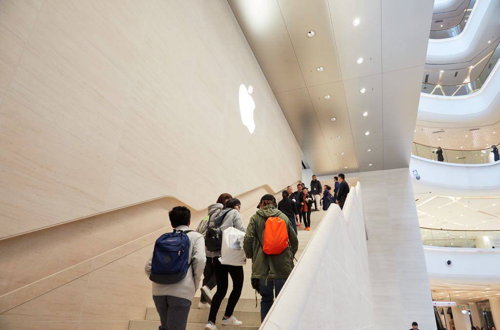 Apple Nanjing Jinmao Place is the first store in China to feature a stone staircase with integrated recessed handrails. Apple Nanjing Jinmao Place is the first store in China to feature a stone staircase with integrated recessed handrails.