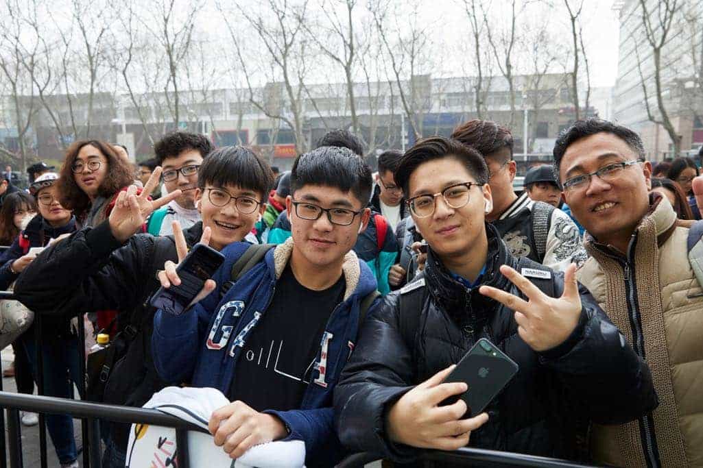 Customers lined up starting Thursday at the 90-by-30-foot glass storefront of Apple Nanjing Jinmao Place.