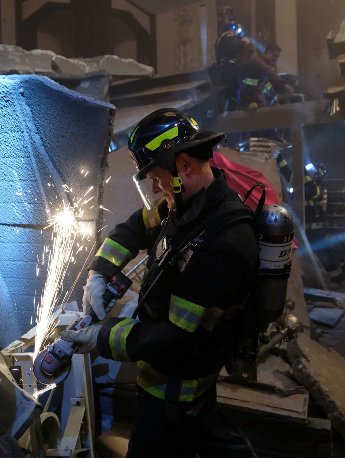 9-1-1: L-R: Peter Krause in the all-new “Point of Origin” episode of 9-1-1 airing Wednesday, Jan. 31 (9:00-10:00 PM ET/PT) on FOX. CR: FOX. © 2018 FOX Broadcasting.