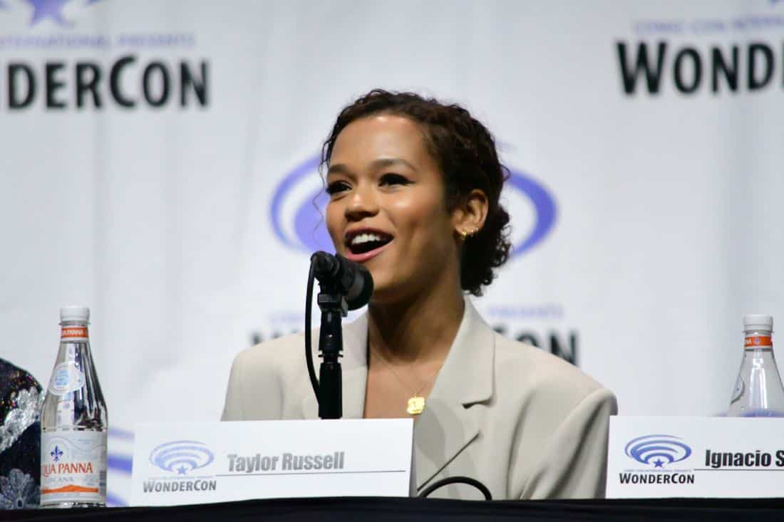 Lost In Space Netflix WonderCon 2018 Cast 25