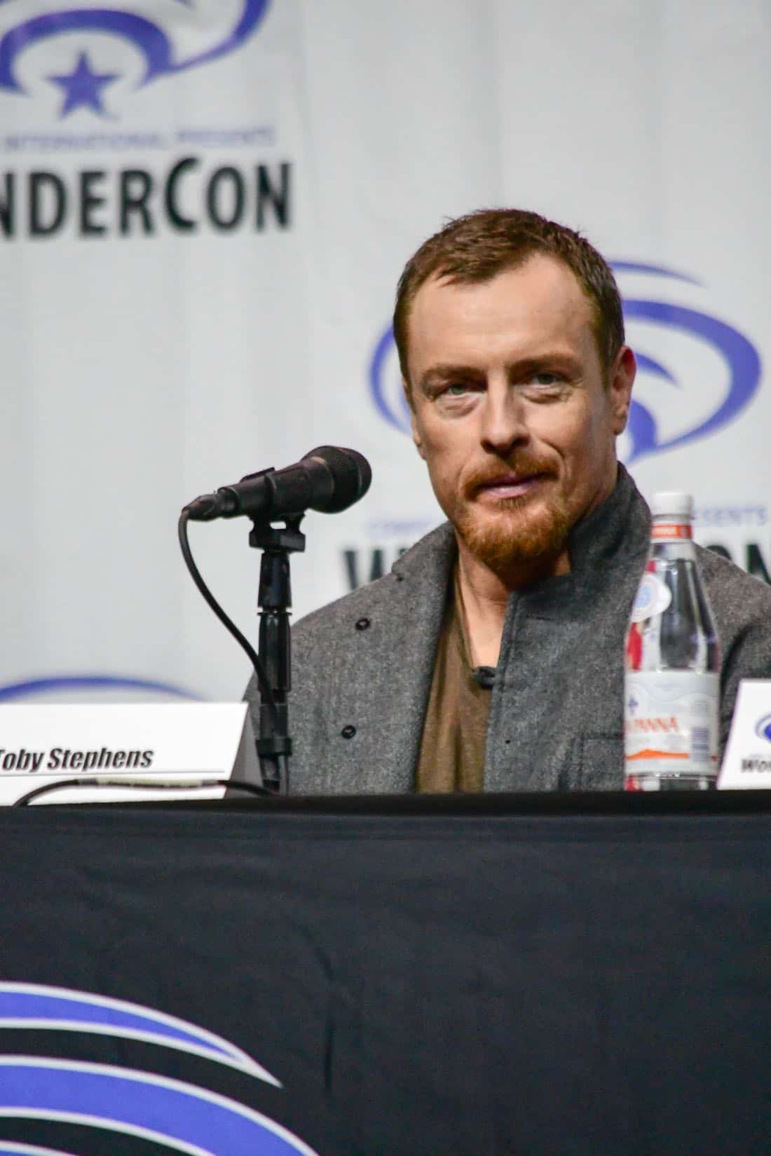 Lost In Space Netflix WonderCon 2018 Cast 02