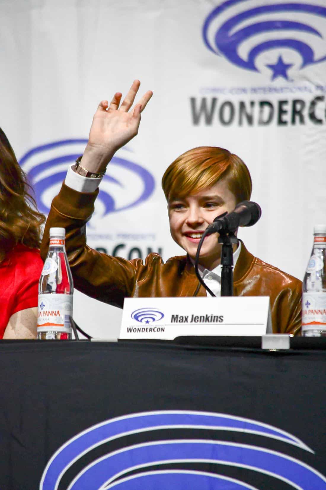 Lost In Space Netflix WonderCon 2018 Cast 05
