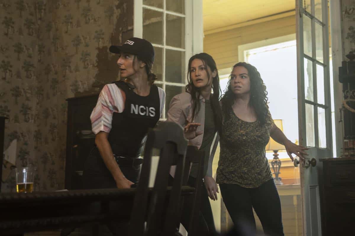 "Judgement Call" - Pride must cut his vacation short when Hannah is suspended for breaking protocol during a joint investigation with the FBI, on the sixth season premiere of "NCIS: NEW ORLEANS," Tuesday, Sept. 24 (10:00-11:00 PM, ET/PT) on the CBS Television Network. Pictured L-R: Necar Zadegan as Special Agent Hannah Khoury, Kassandra Bandfield as FBI Tech, and Angela Griffitt as Bad Woman #1 Photo: Sam Lothridge/CBS ©2019 CBS Broadcasting, Inc. All Rights Reserved