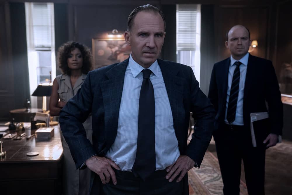 NO TIME TO DIE Trailer 5 M (Ralph Fiennes), Moneypenny (Naomie Harris) and Tanner (Rory Kinnear) in a tense moment in M’s office in NO TIME TO DIE, a DANJAQ and Metro Goldwyn Mayer Pictures film. Credit: Nicola Dove © 2019 DANJAQ, LLC AND MGM. ALL RIGHTS RESERVED.