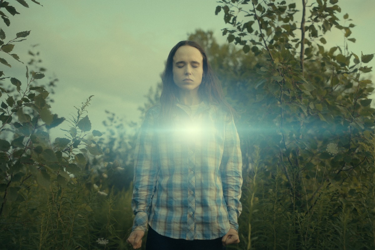 THE UMBRELLA ACADEMY ELLEN PAGE as VANYA HARGREEVES in THE UMBRELLA ACADEMY Cr. COURTESY OF NETFLIX/NETFLIX © 2020 THE UMBRELLA ACADEMY ELLEN PAGE as VANYA HARGREEVES in THE UMBRELLA ACADEMY Cr. COURTESY OF NETFLIX/NETFLIX © 2020