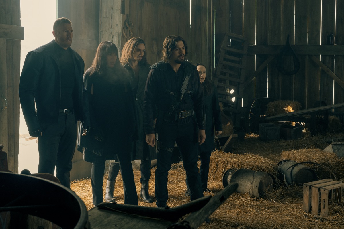 THE UMBRELLA ACADEMY (L to R) TOM HOPPER as LUTHER HARGREEVES, EMMY RAVER-LAMPMAN as ALLISON HARGREEVES, ROBERT SHEEHAN as KLAUS HARGREEVES, DAVID CASTAÑEDA as DIEGO HARGREEVES and ELLEN PAGE as VANYA HARGREEVES in THE UMBRELLA ACADEMY Cr. CHRISTOS KALOHORIDIS/NETFLIX © 2020 THE UMBRELLA ACADEMY (L to R) TOM HOPPER as LUTHER HARGREEVES, EMMY RAVER-LAMPMAN as ALLISON HARGREEVES, ROBERT SHEEHAN as KLAUS HARGREEVES, DAVID CASTAÑEDA as DIEGO HARGREEVES and ELLEN PAGE as VANYA HARGREEVES in THE UMBRELLA ACADEMY Cr. CHRISTOS KALOHORIDIS/NETFLIX © 2020