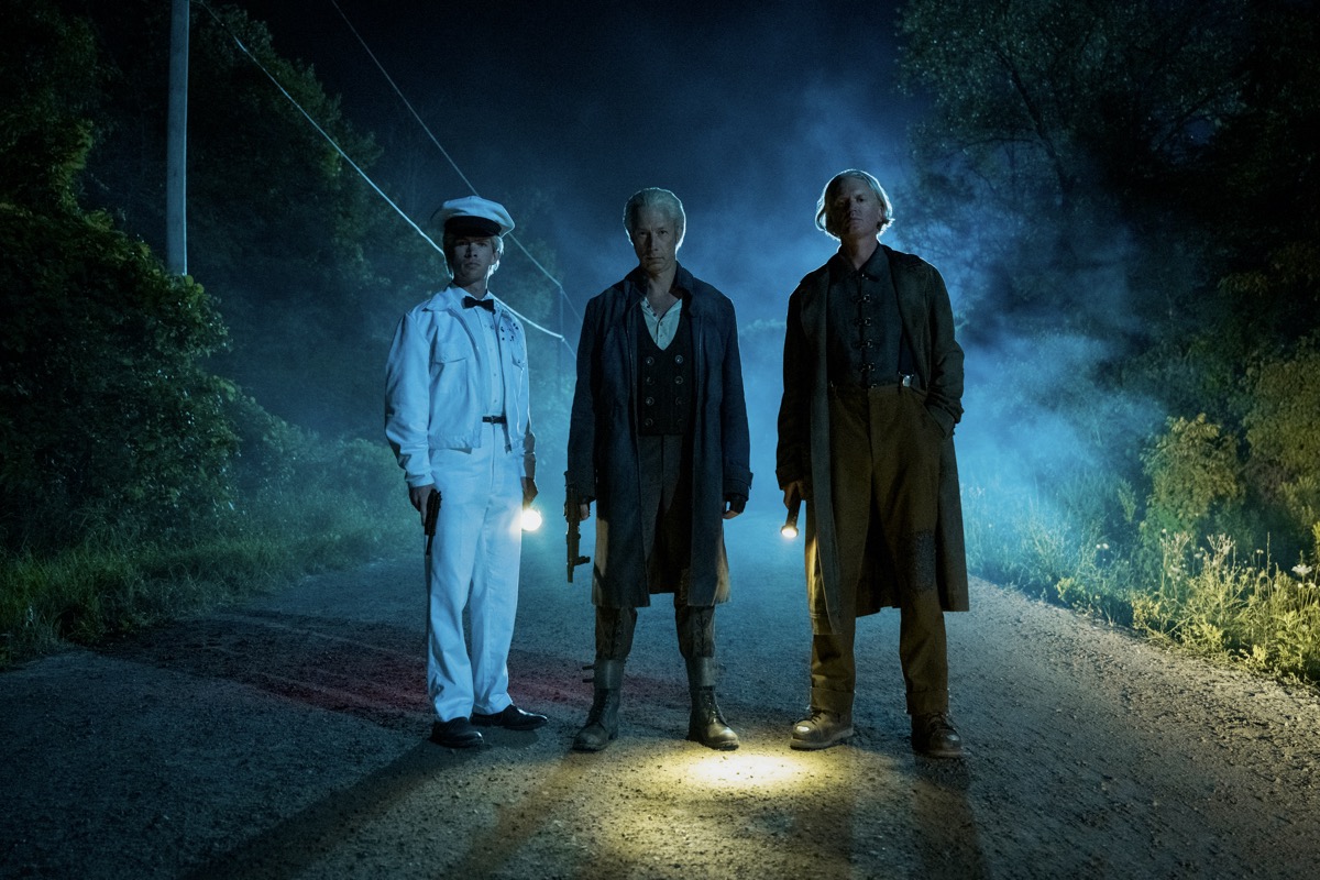 THE UMBRELLA ACADEMY (L to R) TOM SINCLAIR as OSCAR, KRIS HOLDEN-RIED as AXEL and JASON BRYDEN as OTTO in THE UMBRELLA ACADEMY Cr. CHRISTOS KALOHORIDIS/NETFLIX © 2020 THE UMBRELLA ACADEMY (L to R) TOM SINCLAIR as OSCAR, KRIS HOLDEN-RIED as AXEL and JASON BRYDEN as OTTO in THE UMBRELLA ACADEMY Cr. CHRISTOS KALOHORIDIS/NETFLIX © 2020