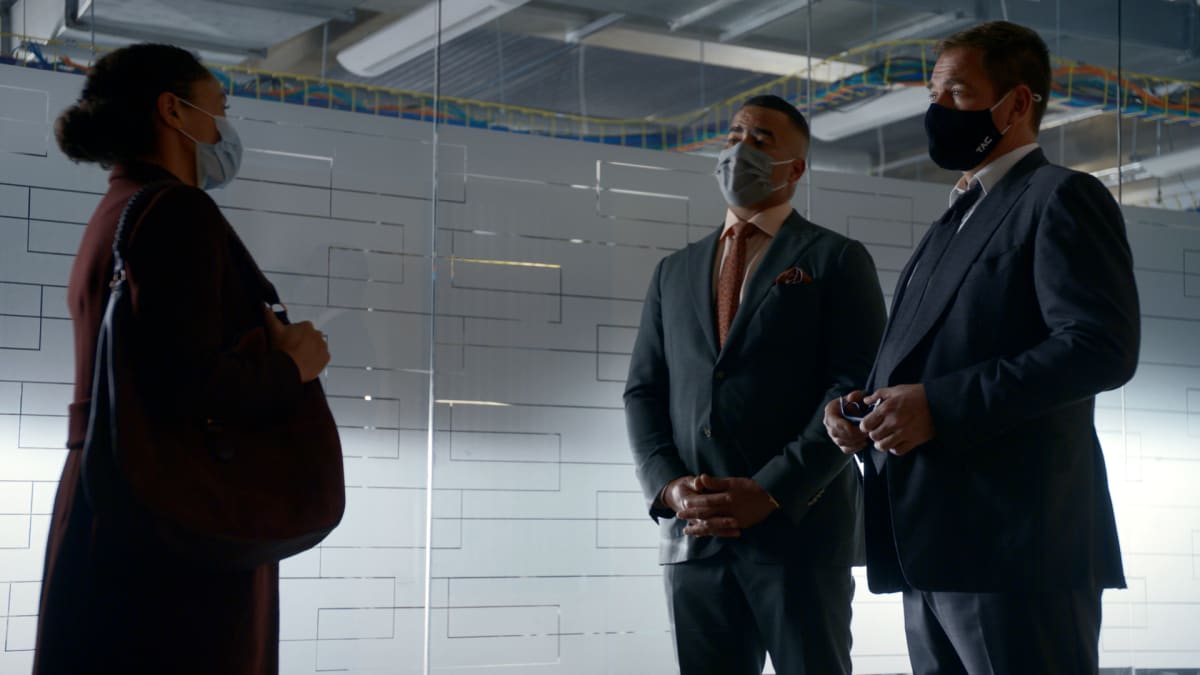 BULL Season 5 Episode 6 Photos “To Save a Life” – Bull and Chunk represent an emergency room doctor being sued for malpractice after she ignored direct orders to save one near-death patient in favor of helping another who was also critically injured. As voir dire begins, they look to select jurors who can consider the idea that their client made the best decision possible amidst an impossible situation, on BULL, Monday, Jan. 18 (10:00-11:00 PM, ET/PT) on the CBS Television Network. Pictured L-R: Amber Gray as Dr. Kinsey, Christopher Jackson as Chunk Palmer, and Michael Weatherly as Dr. Jason Bull Photo: Screen Grab/CBS ©2021 CBS Broadcasting, Inc. All Rights Reserved