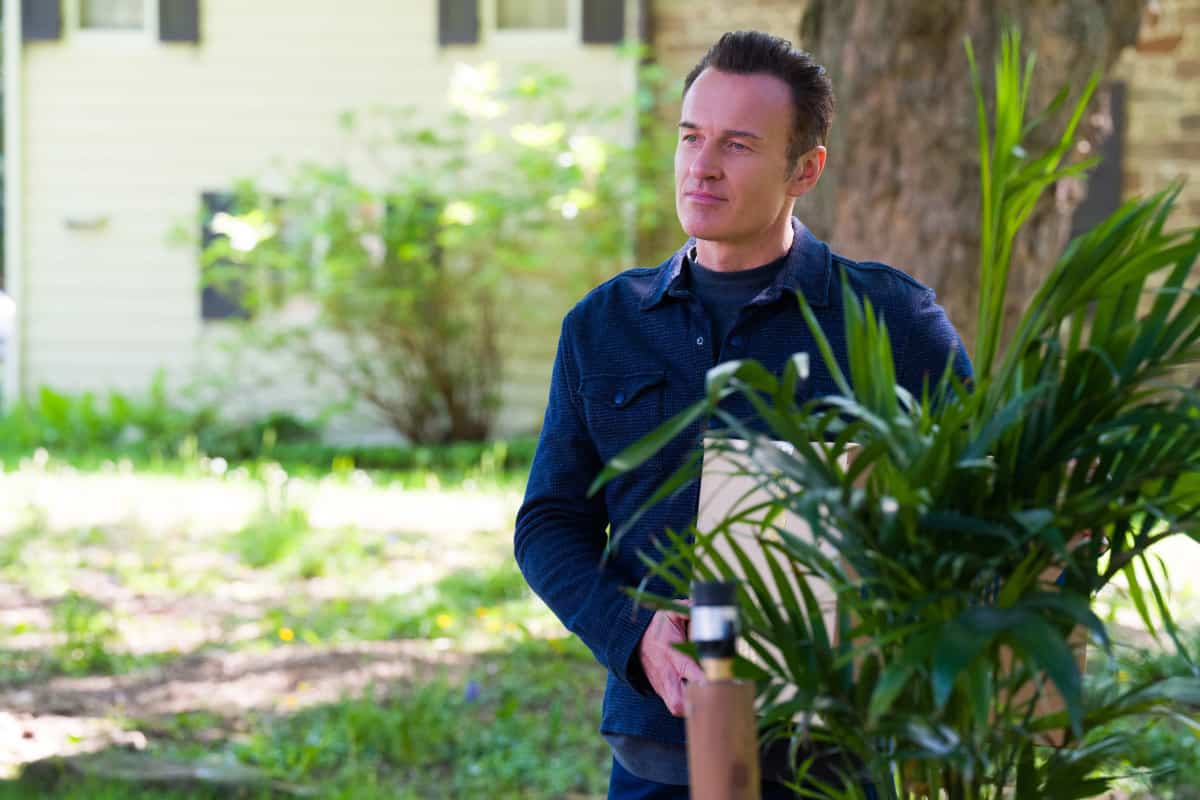 FBI MOST WANTED Season 2 Episode 15 "Chattaboogie" - Jess and the Most Wanted team head to Tennessee to track down an undercover DEA agent who appears to have turned dirty amid a major drug ring operation. Also, Sarah (Jen Landon) wonders if it was a mistake to move in with Jess and Tali so soon, on the second season finale of FBI: MOST WANTED, Tuesday, May 25 (10:00-11:00 PM, ET/PT) on the CBS Television Network.  Pictured Julian McMahon as Supervisory Special Agent Jess LaCroix Photo: Mark Schfer/ ©2021 CBS Broadcasting Inc. All Rights Reserved.