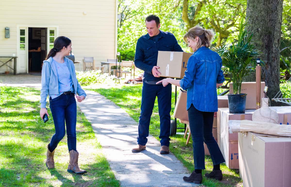 FBI MOST WANTED Season 2 Episode 15 "Chattaboogie" - Jess and the Most Wanted team head to Tennessee to track down an undercover DEA agent who appears to have turned dirty amid a major drug ring operation. Also, Sarah (Jen Landon) wonders if it was a mistake to move in with Jess and Tali so soon, on the second season finale of FBI: MOST WANTED, Tuesday, May 25 (10:00-11:00 PM, ET/PT) on the CBS Television Network.  Pictured (L-R)  YaYa Gosselin as Natalia "Tali" Skye LaCroix,Julian McMahon as Supervisory Special Agent Jess LaCroix and Jen Landon as Sarah Allen Photo: Mark Schfer/ ©2021 CBS Broadcasting Inc. All Rights Reserved.