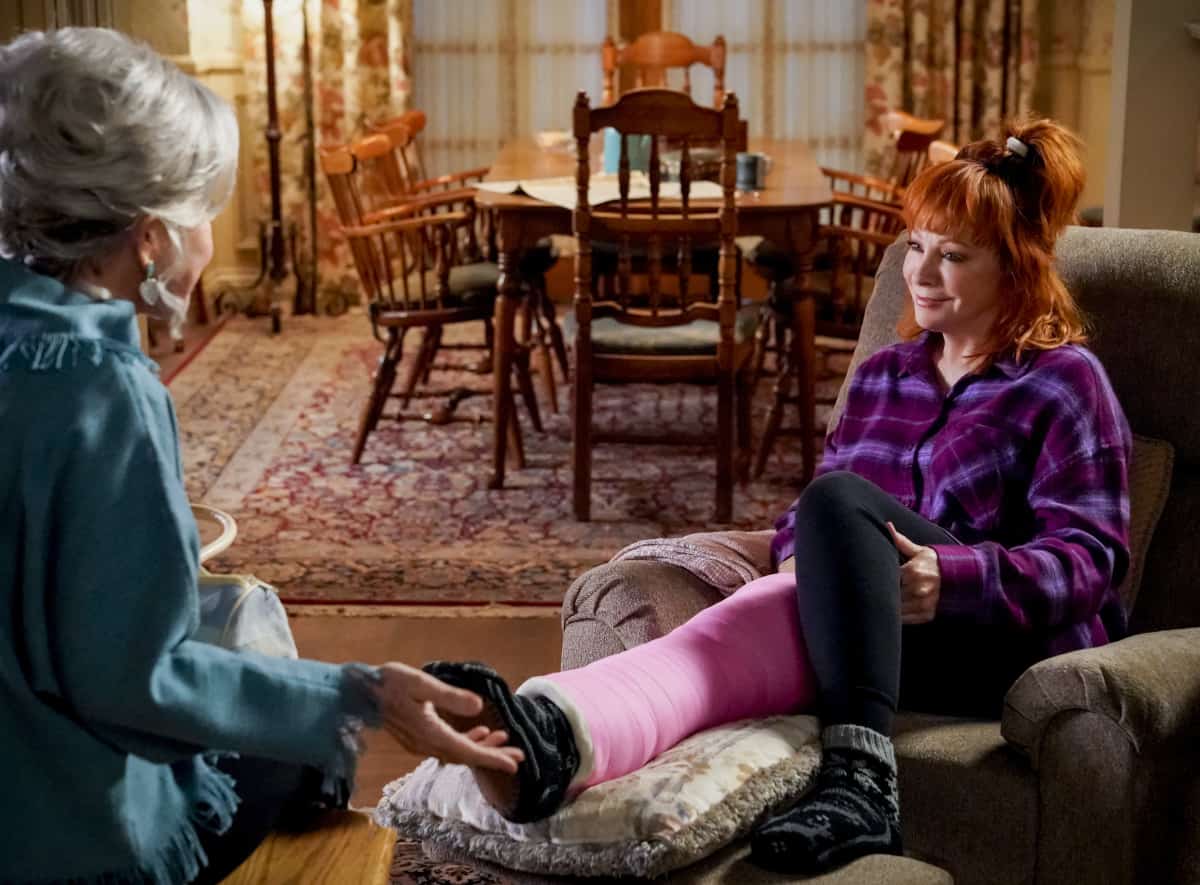 YOUNG SHELDON Season 5 Episode 7 “An Introduction to Engineering and a Glob of Hair Gel” – Pictured: June (Reba McEntire). Sheldon takes his first engineering class with Professor Boucher (Lance Reddick). Also, Meemaw and Dale help take care of his ex-wife, June (Reba McEntire), on the CBS Original series YOUNG SHELDON, Thursday, Nov. 18 (8:00-8:31 PM, ET/PT) on the CBS Television Network, and available to stream live and on demand on Paramount+. Photo Credit: Robert Voets/ 2021 Warner Bros. Entertainment Inc.  All Rights Reserved.