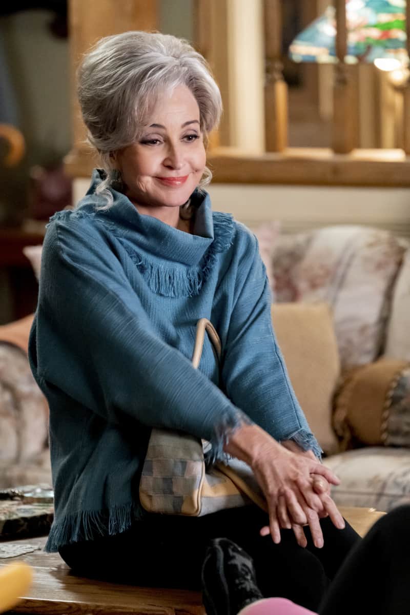 YOUNG SHELDON Season 5 Episode 7 “An Introduction to Engineering and a Glob of Hair Gel” – Pictured: Meemaw (Annie Potts). Sheldon takes his first engineering class with Professor Boucher (Lance Reddick). Also, Meemaw and Dale help take care of his ex-wife, June (Reba McEntire), on the CBS Original series YOUNG SHELDON, Thursday, Nov. 18 (8:00-8:31 PM, ET/PT) on the CBS Television Network, and available to stream live and on demand on Paramount+. Photo Credit: Robert Voets/ 2021 Warner Bros. Entertainment Inc.  All Rights Reserved.
