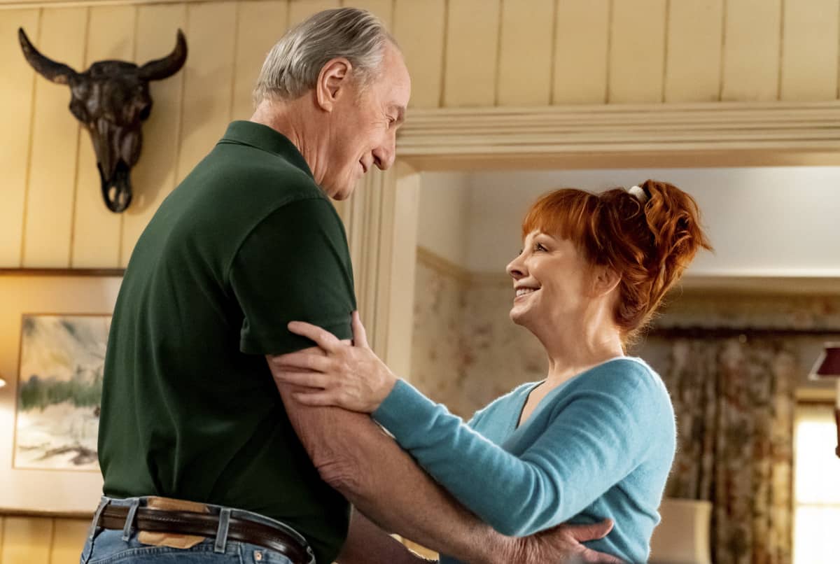 YOUNG SHELDON Season 5 Episode 7 “An Introduction to Engineering and a Glob of Hair Gel” – Pictured: Dale (Craig T. Nelson) and June (Reba McEntire). Sheldon takes his first engineering class with Professor Boucher (Lance Reddick). Also, Meemaw and Dale help take care of his ex-wife, June (Reba McEntire), on the CBS Original series YOUNG SHELDON, Thursday, Nov. 18 (8:00-8:31 PM, ET/PT) on the CBS Television Network, and available to stream live and on demand on Paramount+. Photo Credit: Robert Voets/ 2021 Warner Bros. Entertainment Inc.  All Rights Reserved.