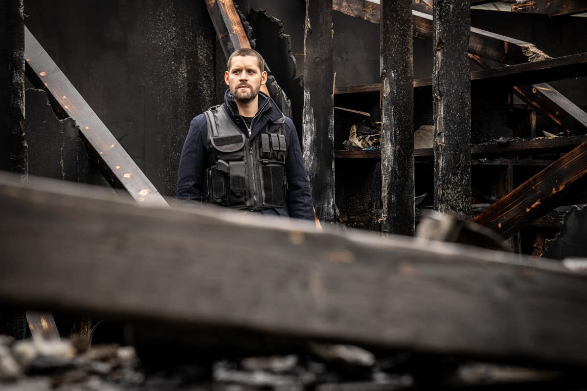 FBI INTERNATIONAL Season 1 Episode 10 "Close to the Sun"  Kellett and the Fly Team reluctantly join an investigation in Northern Ireland, when one of KellettÕs shifty yet valuable informants whoÕs arrested for his connection to a robbery and murder, calls her to help clear his name, on the CBS Original series FBI: INTERNATIONAL, Tuesday, Jan. 11 (9:00-10:00 PM, ET/PT) on the CBS Television Network, and available to stream live and on demand on Paramount+*.  Pictured Luke Kleintank as Special Agent Scott Forrester  Photo: Nelly Kiss CBS©2021 CBS Broadcasting Inc. All Rights Reserved.