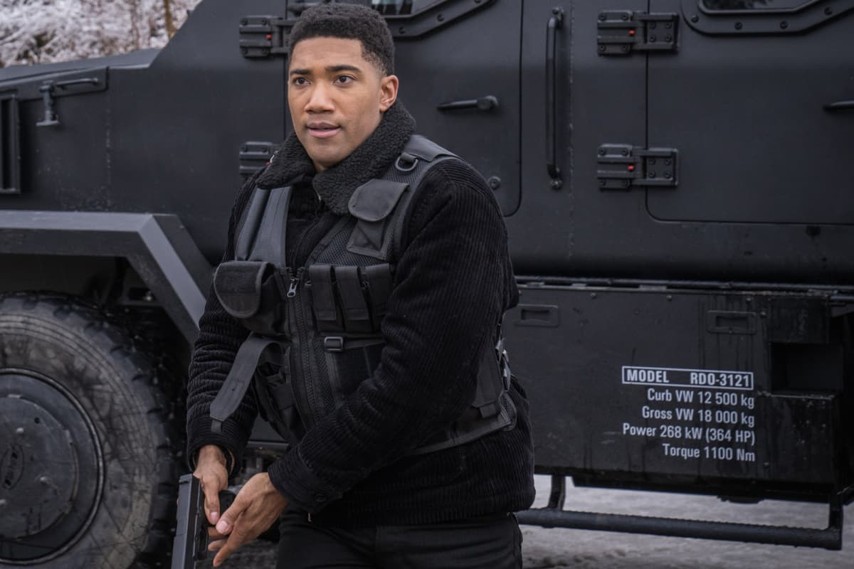 FBI INTERNATIONAL Season 1 Episode 10 "Close to the Sun"  Kellett and the Fly Team reluctantly join an investigation in Northern Ireland, when one of KellettÕs shifty yet valuable informants whoÕs arrested for his connection to a robbery and murder, calls her to help clear his name, on the CBS Original series FBI: INTERNATIONAL, Tuesday, Jan. 11 (9:00-10:00 PM, ET/PT) on the CBS Television Network, and available to stream live and on demand on Paramount+*.  Pictured (L-R) Carter Redwood as Special Agent Andre   Photo: Nelly Kiss CBS©2021 CBS Broadcasting Inc. All Rights Reserved.