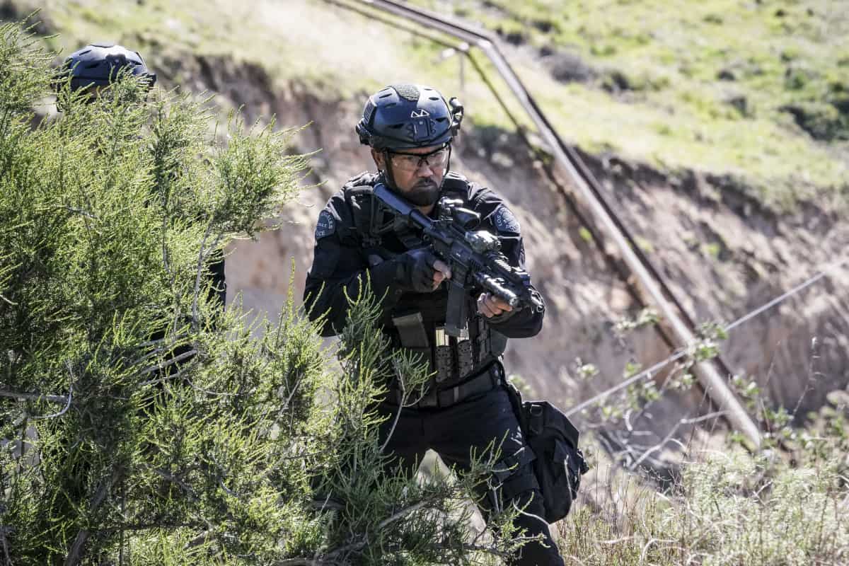 SWAT Season 5 Episode 17 “Cry Foul” – When a series of deadly explosions hits oil derricks across Los Angeles, SWAT teams up to hunt down an activist turned terrorist. Also, Deacon and his wife, Annie (Bre Blair), work to free a reformed drug dealer they believe was sent away for a murder he didn’t commit, on the CBS Original series S.W.A.T., Sunday, April 17 (10:00-11:00 PM, ET/PT) on the CBS Television Network, and available to stream live and on demand on Paramount+*.  Pictured (L-R): Shemar Moore as Daniel “Hondo” Harrelson. Photo: Bill Inoshita/CBS ©2022 CBS Broadcasting, Inc. All Rights Reserved.