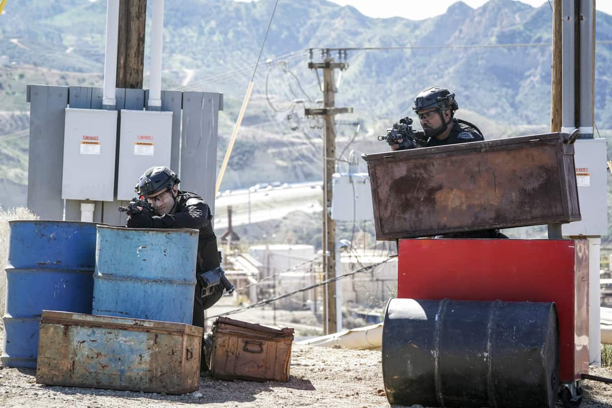 SWAT Season 5 Episode 17 “Cry Foul” – When a series of deadly explosions hits oil derricks across Los Angeles, SWAT teams up to hunt down an activist turned terrorist. Also, Deacon and his wife, Annie (Bre Blair), work to free a reformed drug dealer they believe was sent away for a murder he didn’t commit, on the CBS Original series S.W.A.T., Sunday, April 17 (10:00-11:00 PM, ET/PT) on the CBS Television Network, and available to stream live and on demand on Paramount+*.  Pictured (L-R): Alex Russell as Jim Street and Shemar Moore as Daniel “Hondo” Harrelson. Photo: Bill Inoshita/CBS ©2022 CBS Broadcasting, Inc. All Rights Reserved.