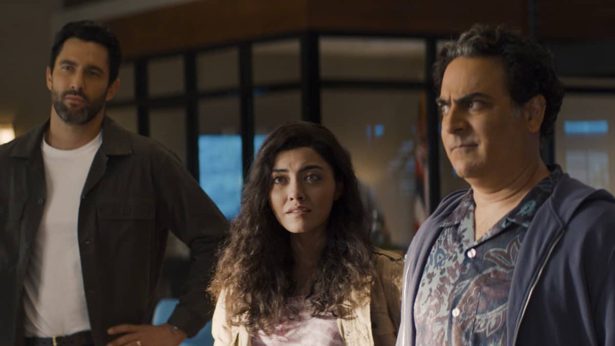 NCIS HAWAII Season 1 Episode 19 “Nurture” – The NCIS team investigates a shipwreck carrying exotic animals that now threatens the native wildlife on Oahu. Also, Alex sustains a career ending injury and Kai asks Melanie, a fish and wildlife agent, out on a date, on the CBS Original series NCIS: HAWAI`I, Monday, April 18 (10:00-11:00 PM, ET/PT) on the CBS Television Network, and available to stream live and on demand on Paramount+.* Pictured: Noah Mills as Jesse, Yasmine Al-Bustami as Lucy Tara, and Jason Antoon as Ernie Malik. Photo: CBS ©2022 CBS Broadcasting, Inc. All Rights Reserved. Highest quality screengrab available.