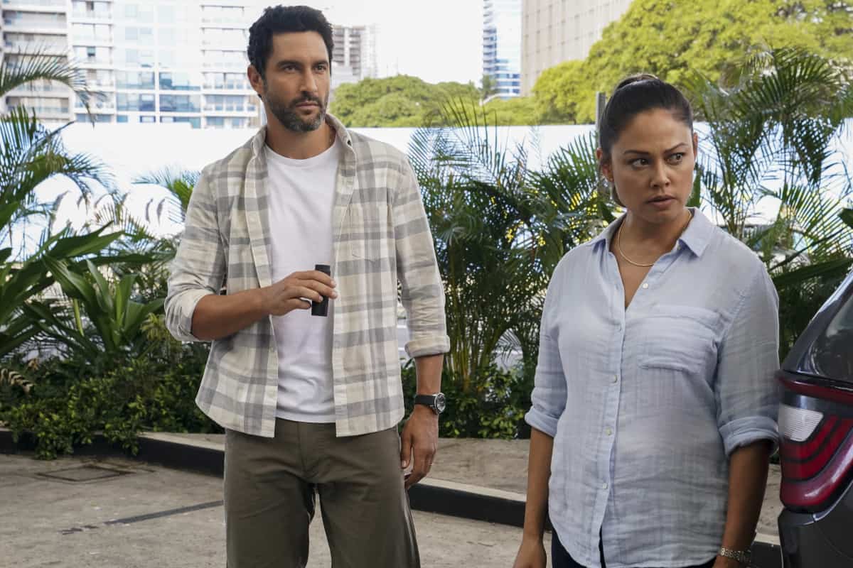 NCIS HAWAII Season 1 Episode 19 “Nurture” – The NCIS team investigates a shipwreck carrying exotic animals that now threaten the native wildlife on Oahu. Also, Alex sustains a career-ending injury and Kai asks Melanie, a fish and wildlife agent, out on a date, on the CBS Original series NCIS: HAWAI`I, Monday, April 18 (10:00-11:00 PM, ET/PT) on the CBS Television Network, and available to stream live and on demand on Paramount+*. Pictured: Noah Mills as Jesse Boone and Vanessa Lachey as Jane Tennant. Photo: Karen Neal/CBS ©2022 CBS Broadcasting, Inc. All Rights Reserved.