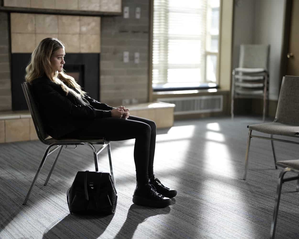 A MILLION LITTLE THINGS Season 4 Episode 18 - “slipping” – Maggie and Gary go to great lengths to entertain an unexpected visitor; Regina fears Tyrell is moving too quickly with a new love interest, and Rome supports a student who is ready to reveal their truth on an all-new episode of “A Million Little Things,” airing WEDNESDAY, MAY 4 (10:00-11:00 p.m. EDT), on ABC. (ABC/Darko Sikman) LIZZY GREENE