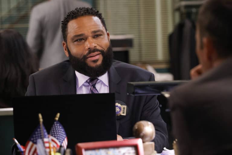 LAW AND ORDER Season 21 Episode 9 Photos The Great Pretender | Seat42F