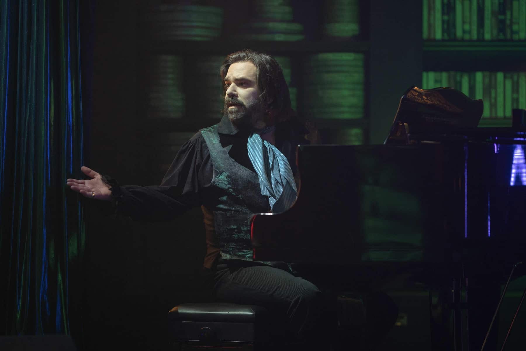 WHAT WE DO IN THE SHADOWS Season 4 Episode 4 Photos The Night Market 9 WHAT WE DO IN THE SHADOWS Season 4 Episode 4 -- ‘The Night Market” -- Season 4, Episode 4 (Airs July 26) — Pictured: Matt Berry as Laszlo. CR: Russ Martin/FX.