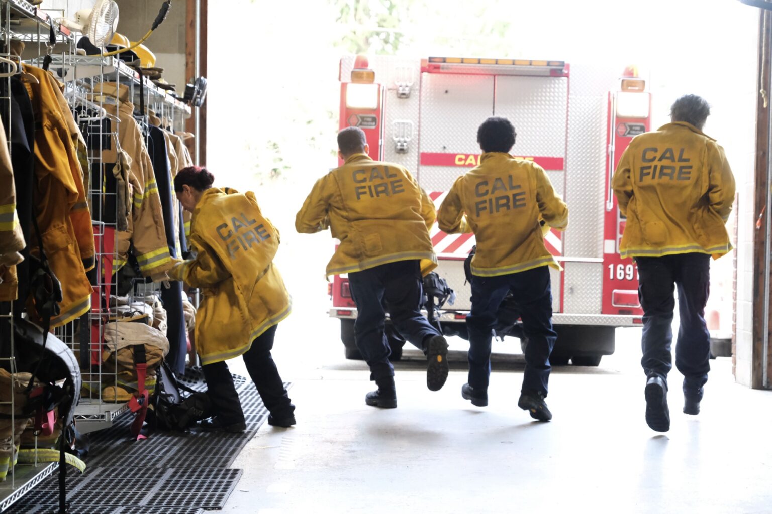 FIRE COUNTRY Season 1 Episode 1 Photos Pilot Seat42F