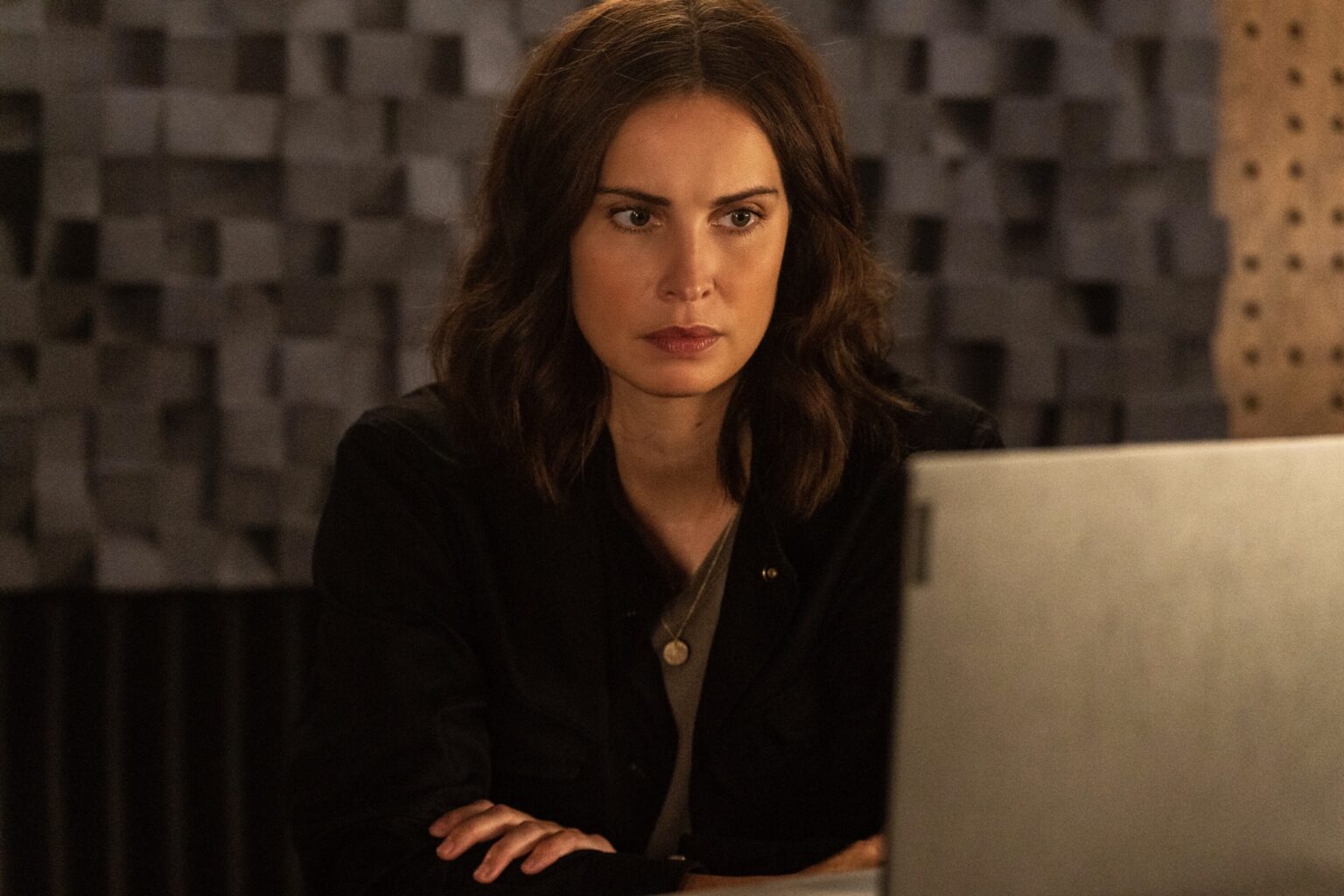 FBI INTERNATIONAL Season 2 Episode 4 Photos Copper Pots And Daggers