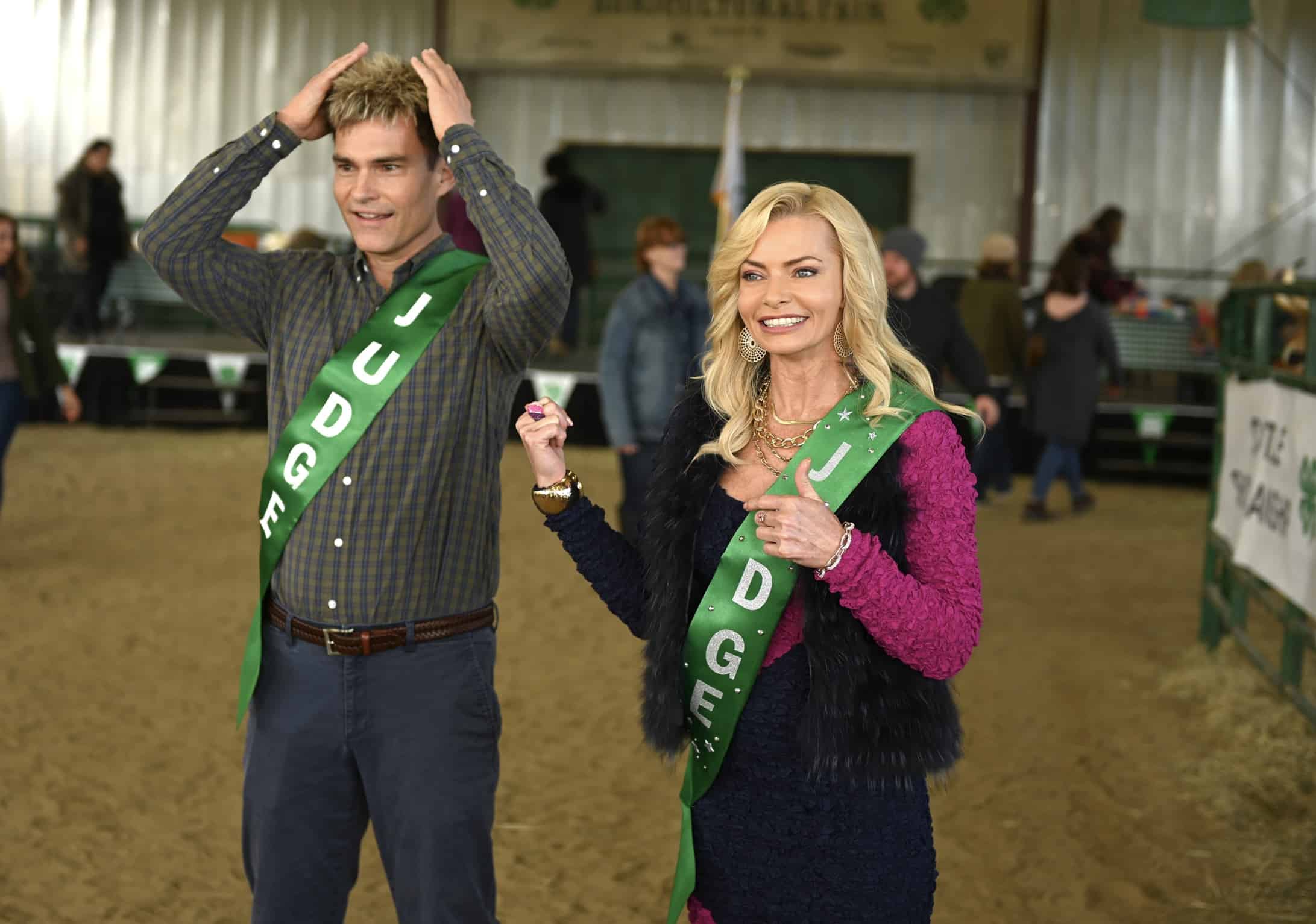 WELCOME TO FLATCH Season 2 Episode 12 picture : L-R: Seann William Scott and Jaime Pressly in the “What are you Chicken” episode of WELCOME TO FLATCH airing Thursday, Jan. 26 (9:02-9:30 PM ET/PT) on FOX. © 2022 FOX Media LLC. Cr: Brownie Harris/FOX