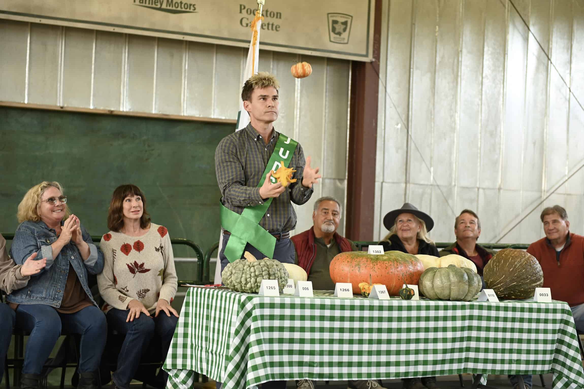 WELCOME TO FLATCH Season 2 Episode 12 : Seann William Scott (C) in the “What are you Chicken” episode of WELCOME TO FLATCH airing Thursday, Jan. 26 (9:02-9:30 PM ET/PT) on FOX. © 2022 FOX Media LLC. Cr: Brownie Harris/FOX