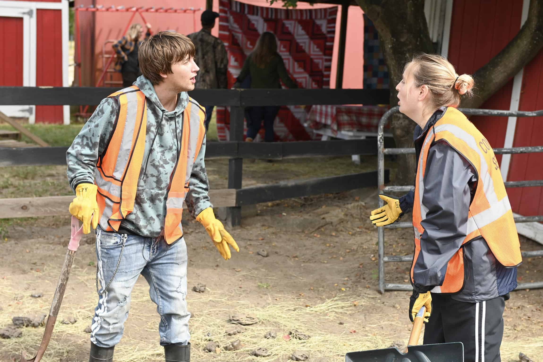 WELCOME TO FLATCH Season 2 Episode 12 still : L-R: Sam Straley and Holmes in the “What are you Chicken” episode of WELCOME TO FLATCH airing Thursday, Jan. 26 (9:02-9:30 PM ET/PT) on FOX. © 2022 FOX Media LLC. Cr: Brownie Harris/FOX