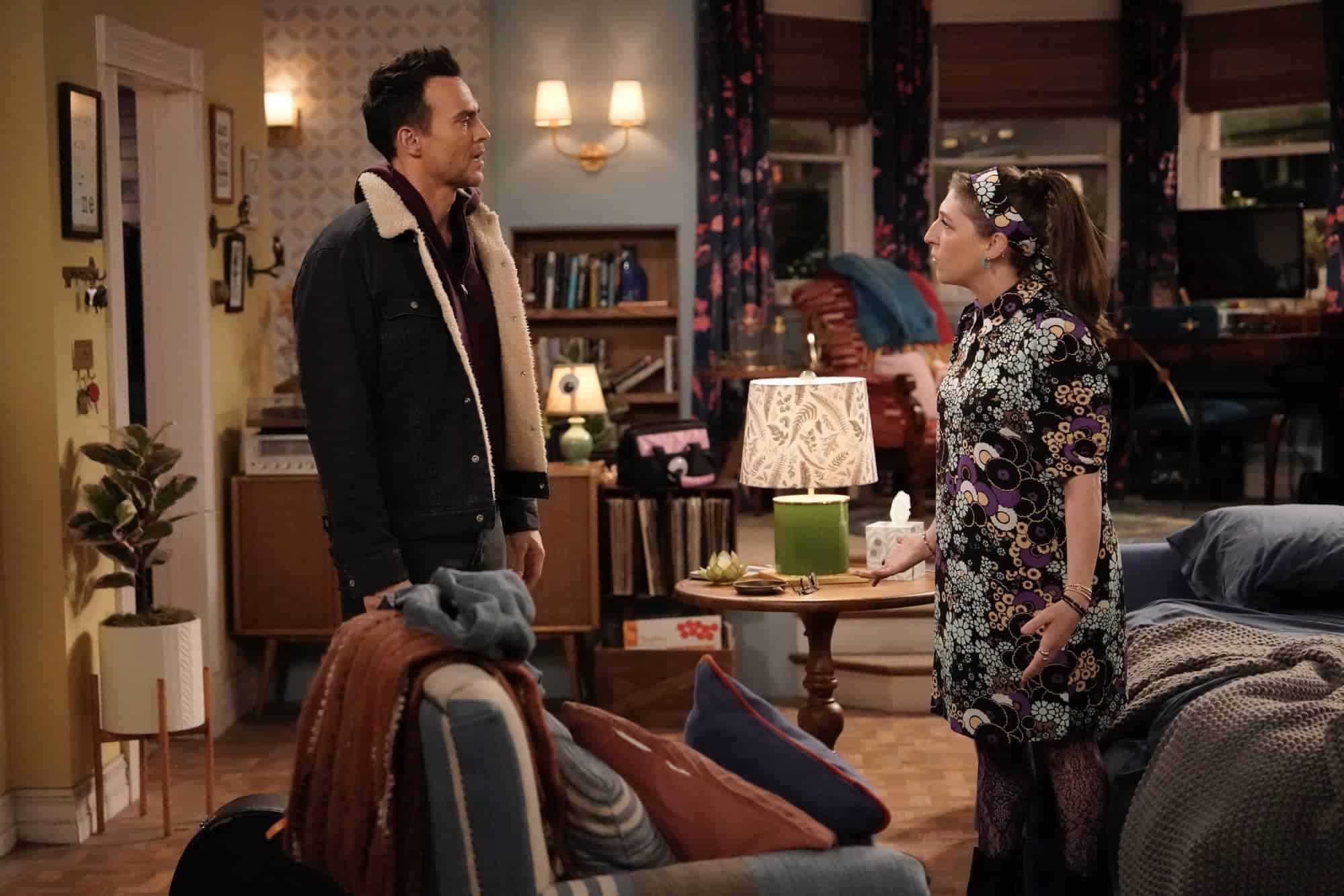 CALL ME KAT: L-R: Cheyenne Jackson and Mayim Bialik in the "Call Me Consciously Uncoupled" episode of CALL ME KAT airing Thursday, Apr 6 (9:30-10:00 PM ET/PT) on FOX. ©2023 Fox Media LLC. CR: Lisa Rose/FOX