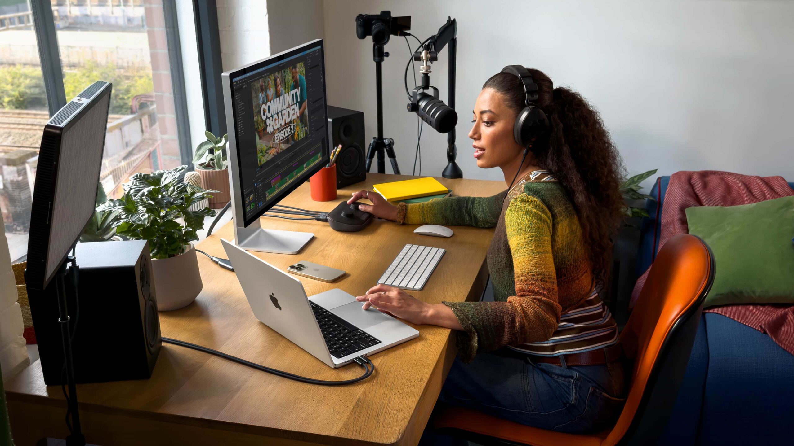 Apple-MacBook-Pro-14-in-lifestyle-podcast-251015