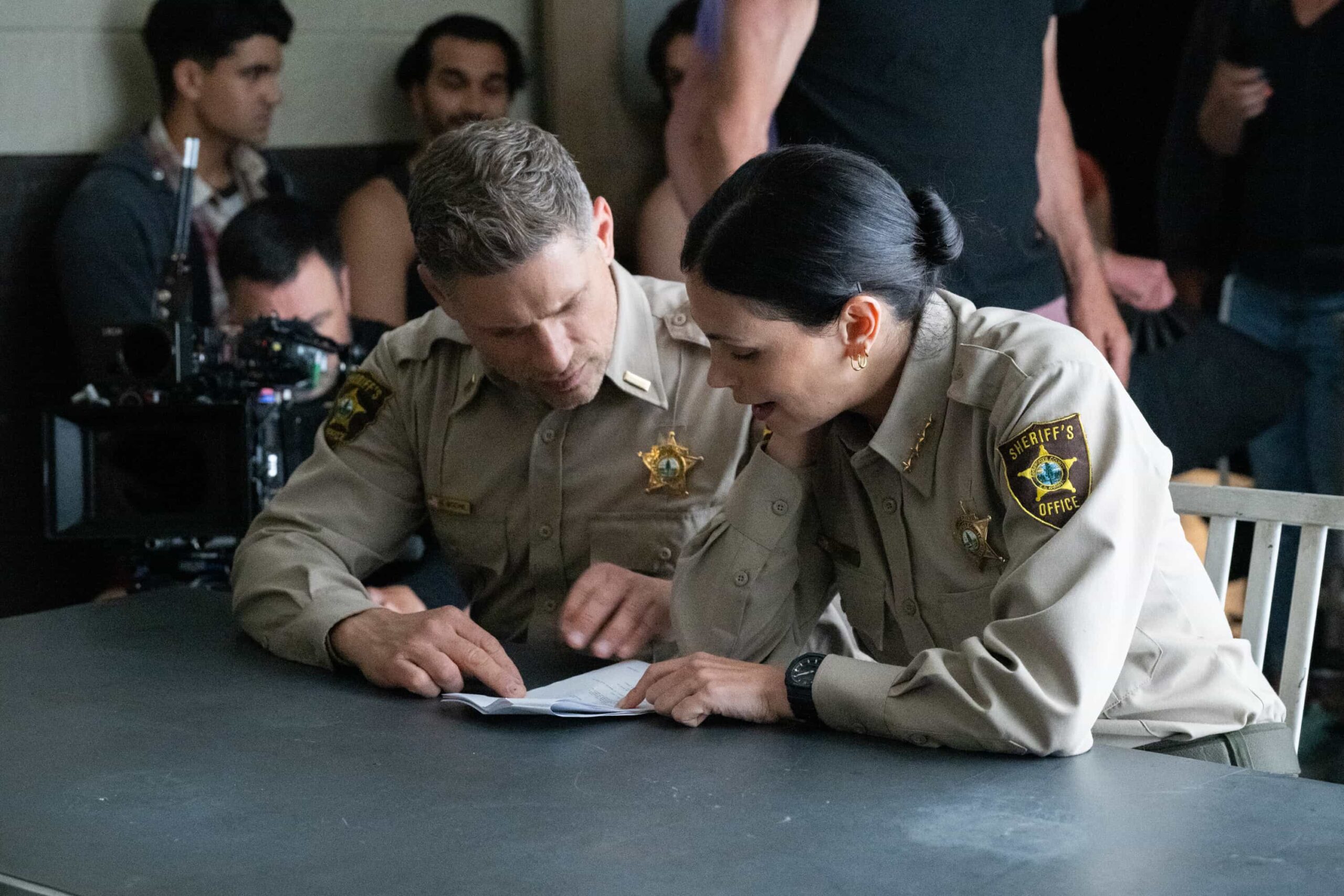 “The Sixth Man” – When a daring daylight robbery shakes the heart of Edgewater, Sheriff Mickey Fox must navigate rising tensions, personal entanglements and a town quick to judge. Meanwhile, suspicions swirl around her daughter, Skye, and her involvement in a high-profile murder case, on SHERIFF COUNTRY, Friday, Oct. 31 (8:00-9:00 PM, ET/PT) on the CBS Television Network, and streaming on Paramount+ (live and on-demand for Paramount+ Premium plan subscribers, or on-demand for Paramount+ Essential subscribers the day after the episode airs)*. Pictured: Matt Lauria and Morena Baccarin. Photo: Christos Kalohoridis/CBS ©2025 CBS Broadcasting, Inc. All Rights Reserved.