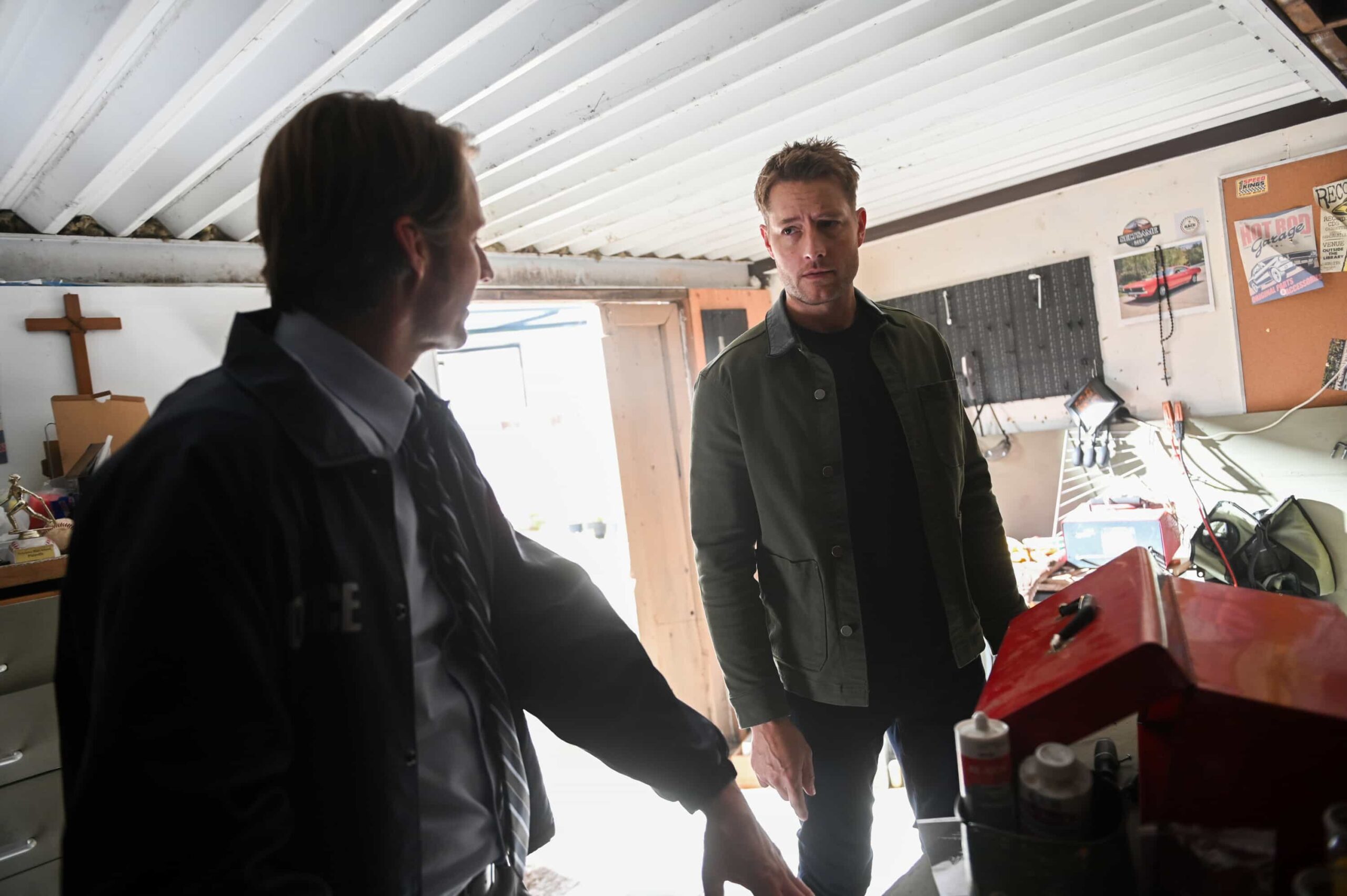 “First Fire” – On Halloween night, when a nurse is murdered and arsonist Heston Koontz disappears from a psychiatric facility, Colter follows a trail of unsettling clues to uncover the truth with assistance from local officer Dundee on TRACKER, Sunday, Nov. 2 (8:30-9:30 PM, ET/PT) on the CBS Television Network, and streaming on Paramount+ (live and on-demand for Paramount+ Premium plan subscribers, or on-demand for Paramount+ Essential subscribers the day after the episode airs)*. Pictured: Derek Richardson as Detective Dundee and Justin Hartley as Colter Shaw. Photo: Sergei Bachlakov/CBS ©2025 CBS Broadcasting, Inc. All Rights Reserved.