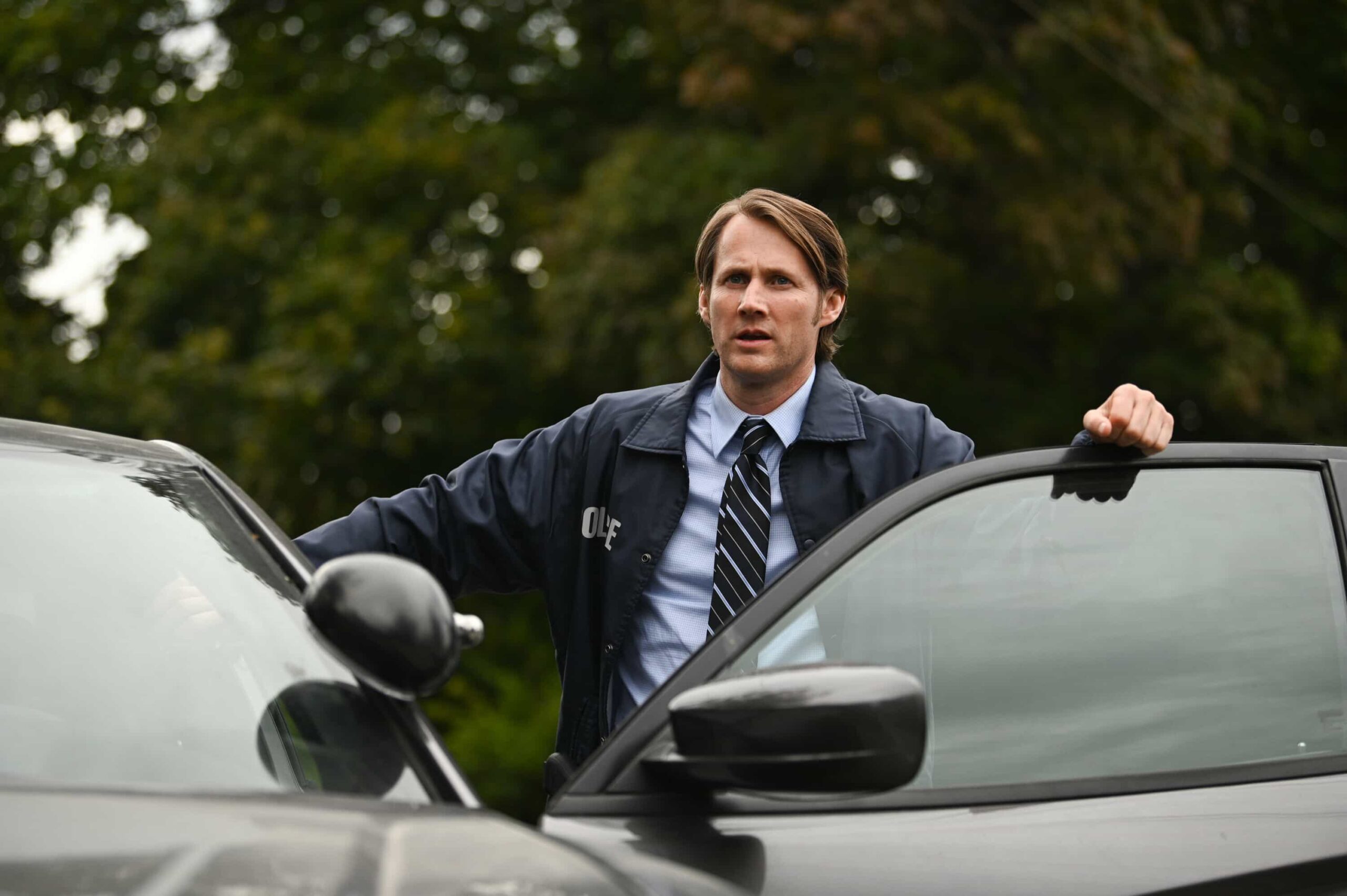 “First Fire” – On Halloween night, when a nurse is murdered and arsonist Heston Koontz disappears from a psychiatric facility, Colter follows a trail of unsettling clues to uncover the truth with assistance from local officer Dundee on TRACKER, Sunday, Nov. 2 (8:30-9:30 PM, ET/PT) on the CBS Television Network, and streaming on Paramount+ (live and on-demand for Paramount+ Premium plan subscribers, or on-demand for Paramount+ Essential subscribers the day after the episode airs)*. Pictured: Derek Richardson as Detective Dundee. Photo: Sergei Bachlakov/CBS ©2025 CBS Broadcasting, Inc. All Rights Reserved.