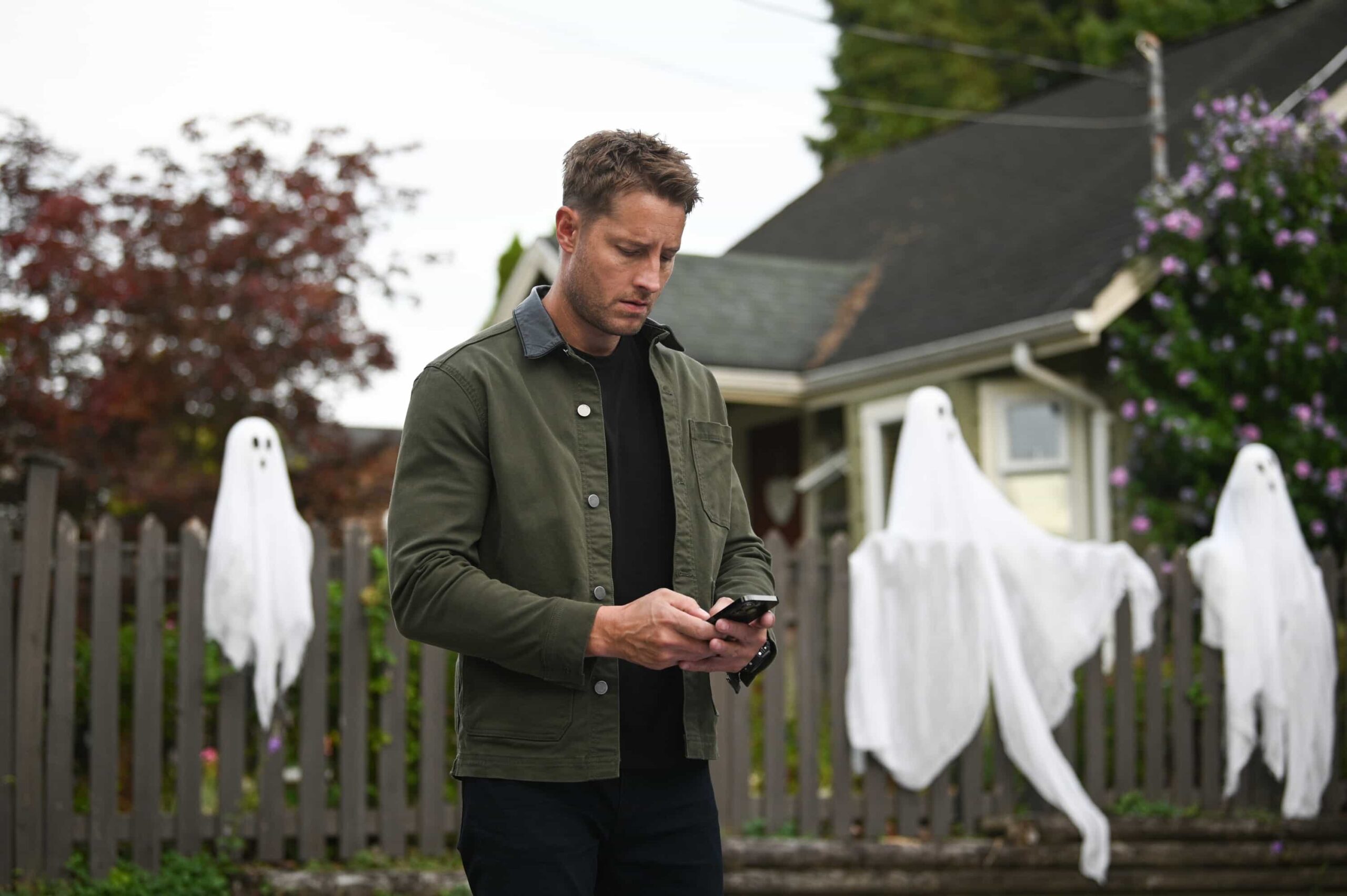 “First Fire” – On Halloween night, when a nurse is murdered and arsonist Heston Koontz disappears from a psychiatric facility, Colter follows a trail of unsettling clues to uncover the truth with assistance from local officer Dundee on TRACKER, Sunday, Nov. 2 (8:30-9:30 PM, ET/PT) on the CBS Television Network, and streaming on Paramount+ (live and on-demand for Paramount+ Premium plan subscribers, or on-demand for Paramount+ Essential subscribers the day after the episode airs)*. Pictured: Justin Hartley as Colter Shaw. Photo: Sergei Bachlakov/CBS ©2025 CBS Broadcasting, Inc. All Rights Reserved.