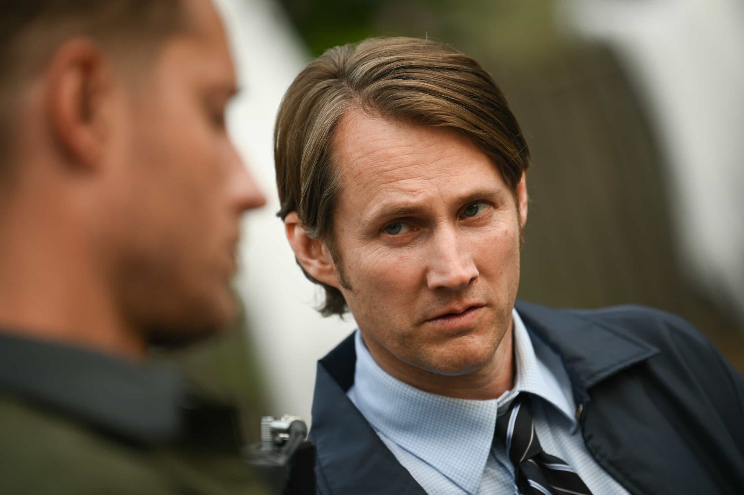 “First Fire” – On Halloween night, when a nurse is murdered and arsonist Heston Koontz disappears from a psychiatric facility, Colter follows a trail of unsettling clues to uncover the truth with assistance from local officer Dundee on TRACKER, Sunday, Nov. 2 (8:30-9:30 PM, ET/PT) on the CBS Television Network, and streaming on Paramount+ (live and on-demand for Paramount+ Premium plan subscribers, or on-demand for Paramount+ Essential subscribers the day after the episode airs)*. Pictured: Derek Richardson as Detective Dundee. Photo: Sergei Bachlakov/CBS ©2025 CBS Broadcasting, Inc. All Rights Reserved.