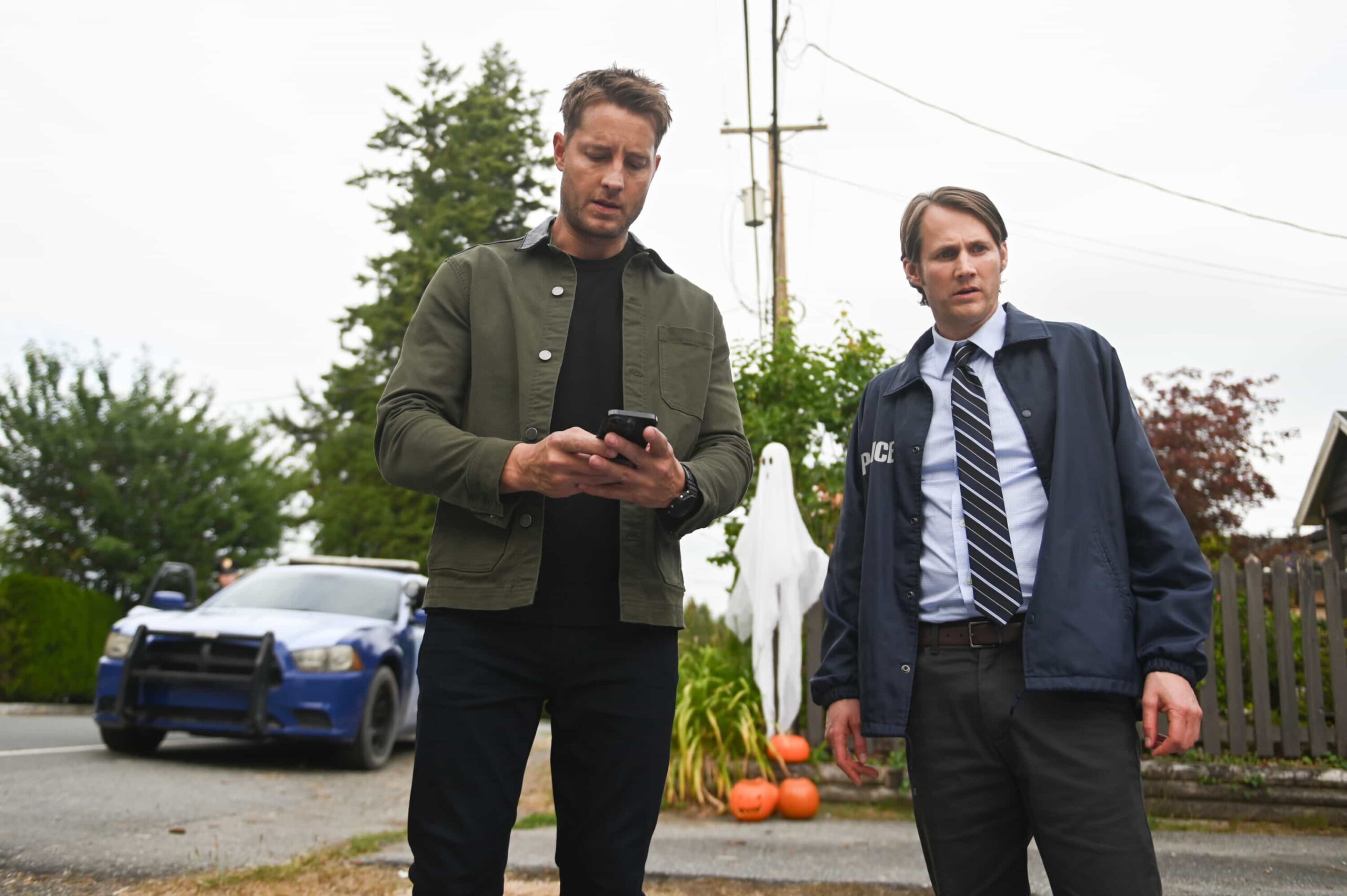TRACKER Season 3 Episode 3 “First Fire” – On Halloween night, when a nurse is murdered and arsonist Heston Koontz disappears from a psychiatric facility, Colter follows a trail of unsettling clues to uncover the truth with assistance from local officer Dundee on TRACKER, Sunday, Nov. 2 (8:30-9:30 PM, ET/PT) on the CBS Television Network, and streaming on Paramount+ (live and on-demand for Paramount+ Premium plan subscribers, or on-demand for Paramount+ Essential subscribers the day after the episode airs)*. Pictured: Justin Hartley as Colter Shaw and Derek Richardson as Detective Dundee. Photo: Sergei Bachlakov/CBS ©2025 CBS Broadcasting, Inc. All Rights Reserved.