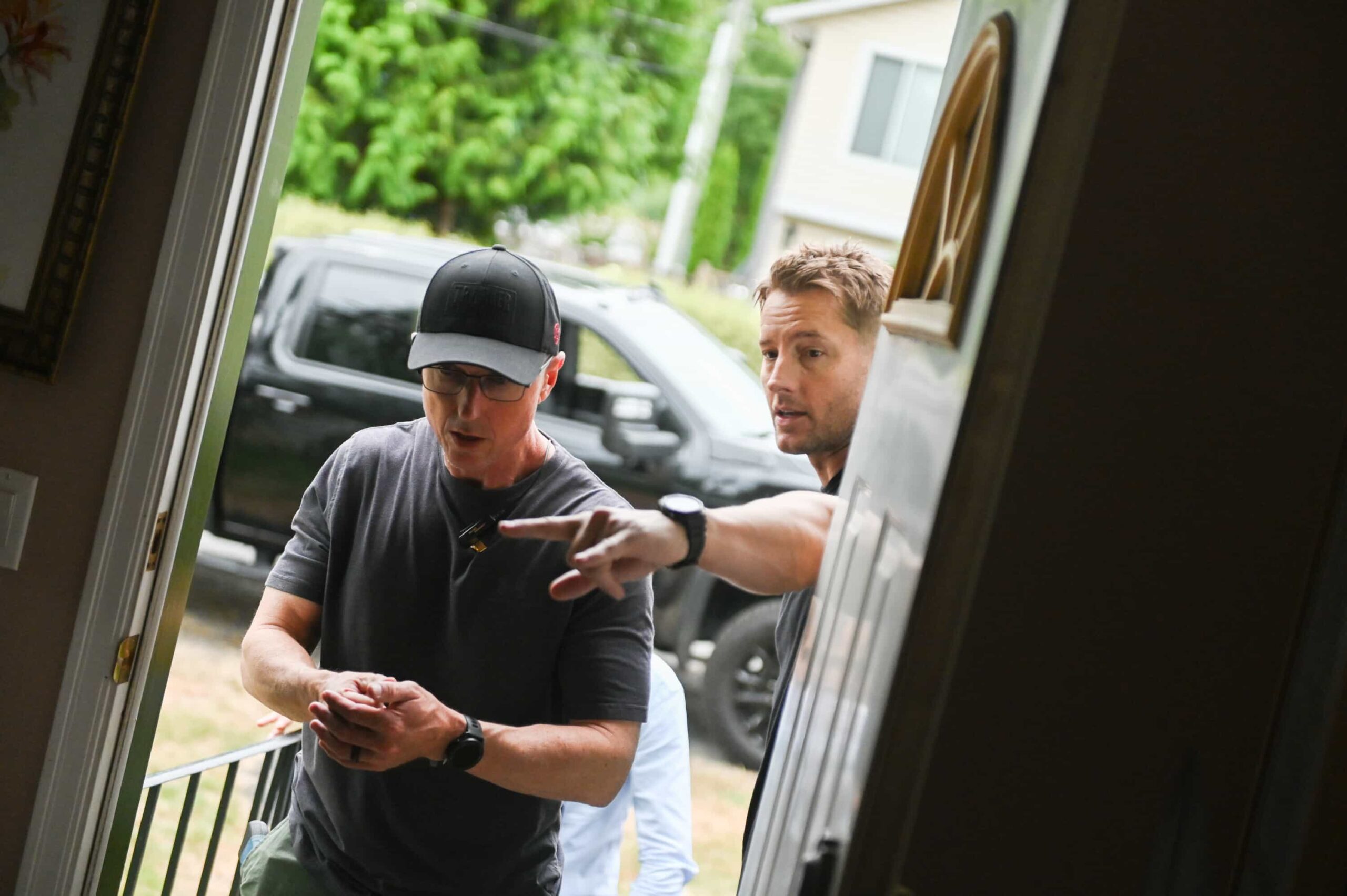 “First Fire” – On Halloween night, when a nurse is murdered and arsonist Heston Koontz disappears from a psychiatric facility, Colter follows a trail of unsettling clues to uncover the truth with assistance from local officer Dundee on TRACKER, Sunday, Nov. 2 (8:30-9:30 PM, ET/PT) on the CBS Television Network, and streaming on Paramount+ (live and on-demand for Paramount+ Premium plan subscribers, or on-demand for Paramount+ Essential subscribers the day after the episode airs)*. Pictured: Stunt Coordinator Rob Hayter and Justin Hartley. Photo: Sergei Bachlakov/CBS ©2025 CBS Broadcasting, Inc. All Rights Reserved.