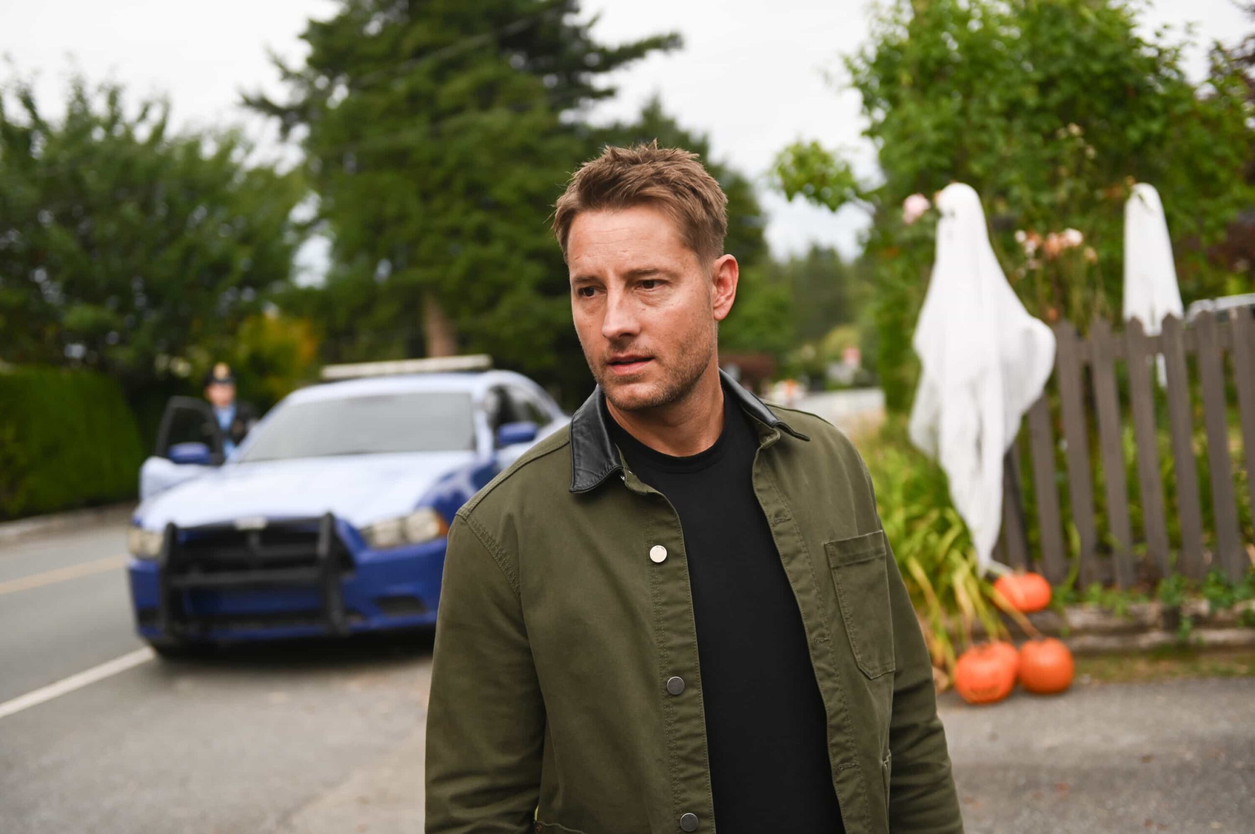 TRACKER Season 3 Episode 3 “First Fire” – On Halloween night, when a nurse is murdered and arsonist Heston Koontz disappears from a psychiatric facility, Colter follows a trail of unsettling clues to uncover the truth with assistance from local officer Dundee on TRACKER, Sunday, Nov. 2 (8:30-9:30 PM, ET/PT) on the CBS Television Network, and streaming on Paramount+ (live and on-demand for Paramount+ Premium plan subscribers, or on-demand for Paramount+ Essential subscribers the day after the episode airs)*. Pictured: Justin Hartley as Colter Shaw. Photo: Sergei Bachlakov/CBS ©2025 CBS Broadcasting, Inc. All Rights Reserved.