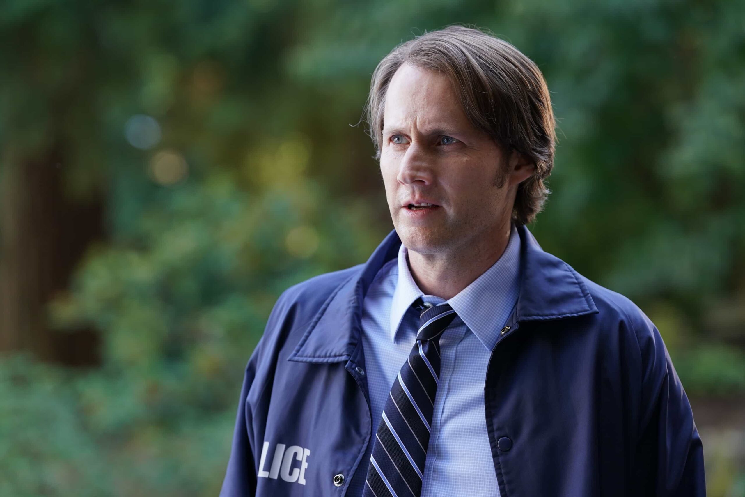 “First Fire” – On Halloween night, when a nurse is murdered and arsonist Heston Koontz disappears from a psychiatric facility, Colter follows a trail of unsettling clues to uncover the truth with assistance from local officer Dundee on TRACKER, Sunday, Nov. 2 (8:30-9:30 PM, ET/PT) on the CBS Television Network, and streaming on Paramount+ (live and on-demand for Paramount+ Premium plan subscribers, or on-demand for Paramount+ Essential subscribers the day after the episode airs)*. Pictured: Derek Richardson as Detective Dundee. Photo: Darko Sikman/CBS ©2025 CBS Broadcasting, Inc. All Rights Reserved.